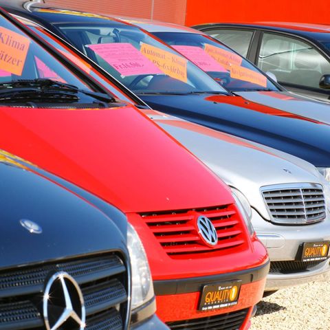 Gebrauchtwagen beim Händler.