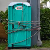 Damit diese mobile Toilette in Miami nicht zu mobil wird, hat jemand sie mit einem Seil an einen Betonpfosten gebunden