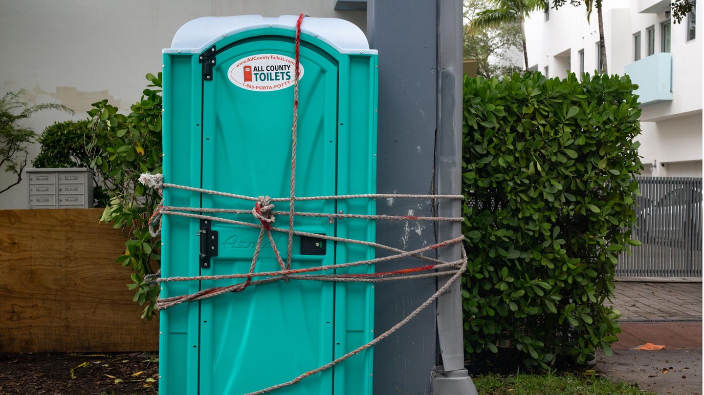 Damit diese mobile Toilette in Miami nicht zu mobil wird, hat jemand sie mit einem Seil an einen Betonpfosten gebunden