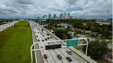 "Ian" werde voraussichtlich im Verlauf des Mittwochs südlich der Stadt Tampa auf Land treffen, wie das US-Hurrikanzentrum mitteilt. Für 2,5 Millionen Menschen galten Evakuierungsanweisungen - zahlreiche Menschen brachten sich in Sicherheit. Auf der Interstate 275 verlassen Einwohner Tampa
