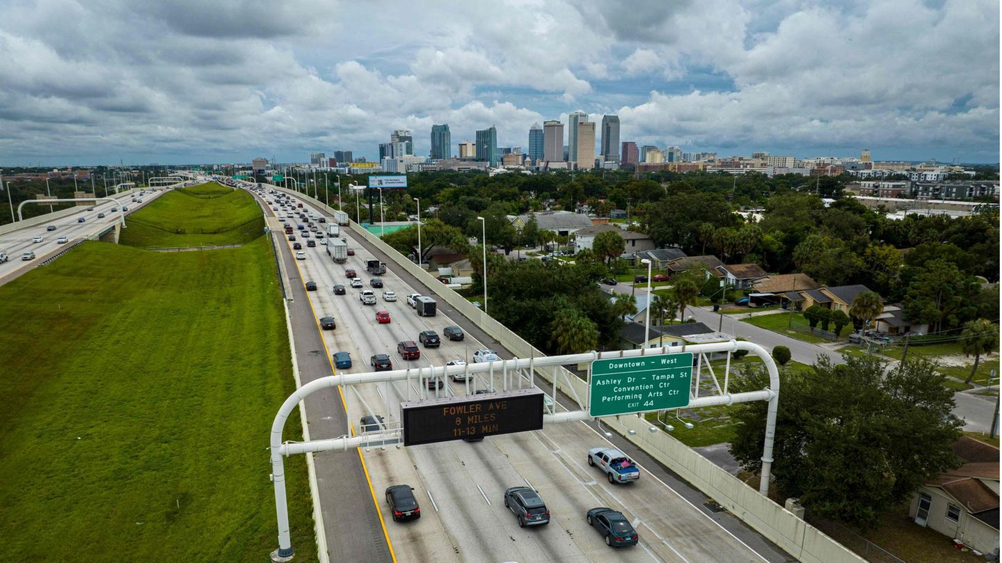 "Ian" werde voraussichtlich im Verlauf des Mittwochs südlich der Stadt Tampa auf Land treffen, wie das US-Hurrikanzentrum mitteilt. Für 2,5 Millionen Menschen galten Evakuierungsanweisungen - zahlreiche Menschen brachten sich in Sicherheit. Auf der Interstate 275 verlassen Einwohner Tampa