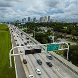 "Ian" werde voraussichtlich im Verlauf des Mittwochs südlich der Stadt Tampa auf Land treffen, wie das US-Hurrikanzentrum mitteilt. Für 2,5 Millionen Menschen galten Evakuierungsanweisungen - zahlreiche Menschen brachten sich in Sicherheit. Auf der Interstate 275 verlassen Einwohner Tampa