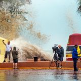 Ziemlich entspannt war am Dienstag noch dieser Mann in Key West, dem südlichsten Punkt des US-amerikanischen Festlandes: Er macht noch ein Selfie vor den Wellen, die "Ian" vorausschickt.