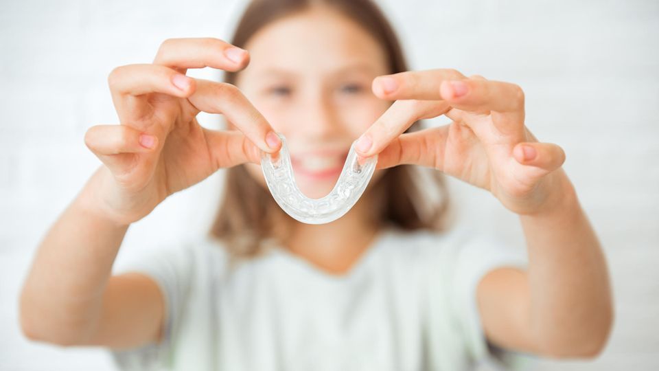 Zahnschienen können gegen Zähneknirschen helfen