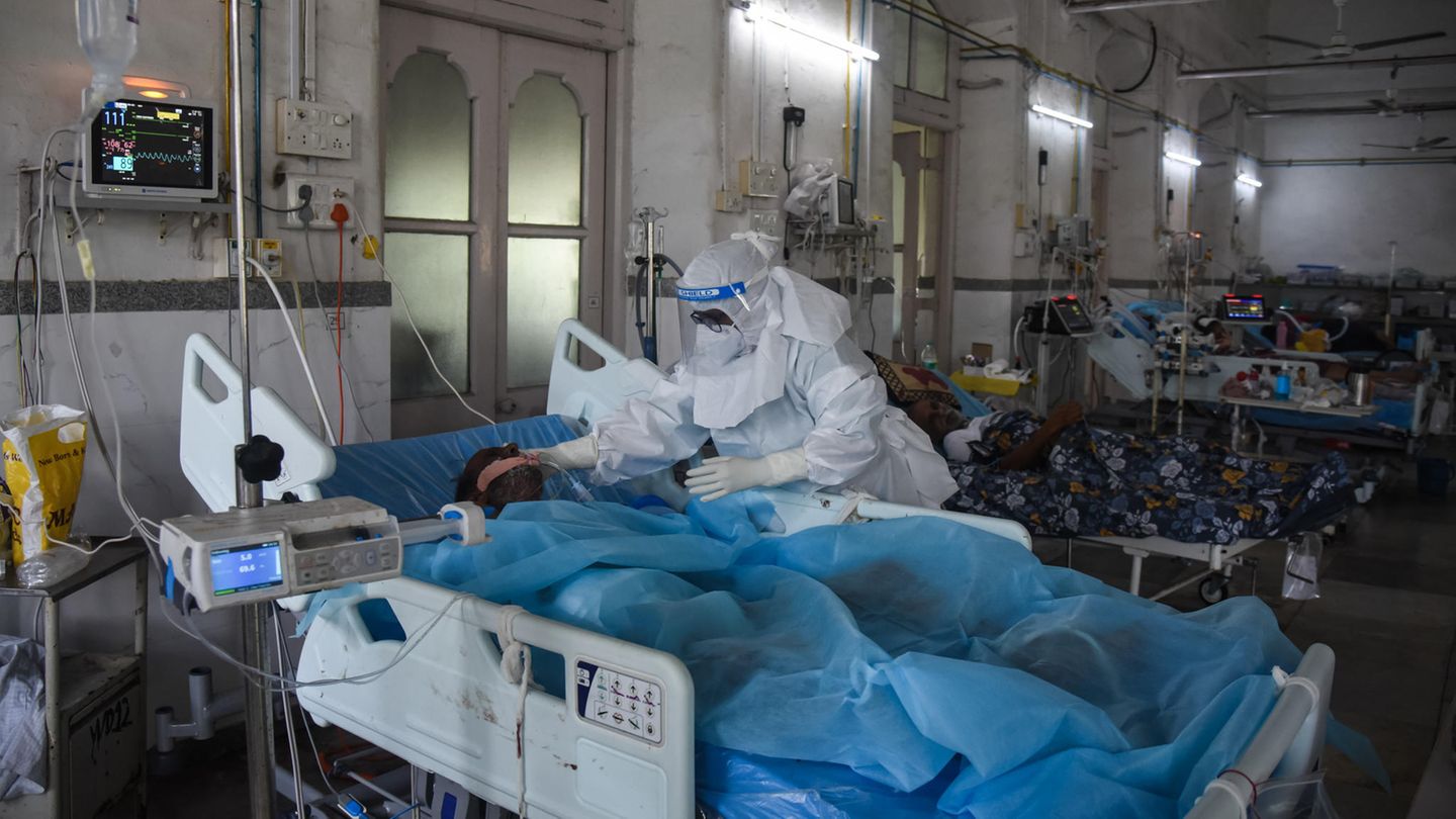 Eine Ärztin versorgt in einem Krankenhaus in Indien einen Covid-19-Patienten