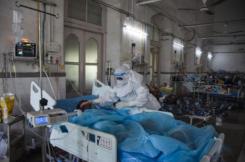 Eine Ärztin versorgt in einem Krankenhaus in Indien einen Covid-19-Patienten