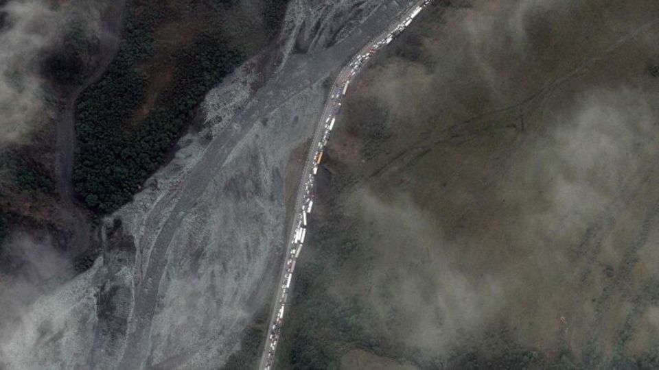 An der Grenze zwischen Georgien und Russland zieht sich die Autoschlange über Dutzende Kilometer hin.