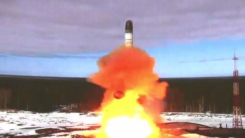 Start einer ballistischen Sarmat Interkontinental-Rakete im russischen Plesetsk