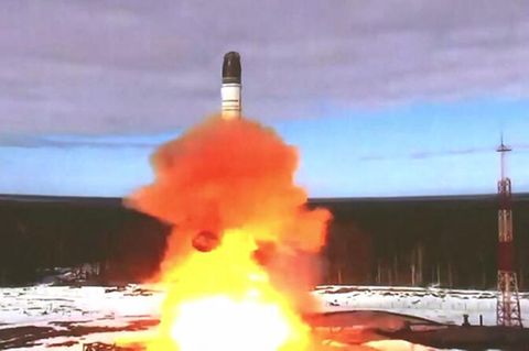 Start einer ballistischen Sarmat Interkontinental-Rakete im russischen Plesetsk