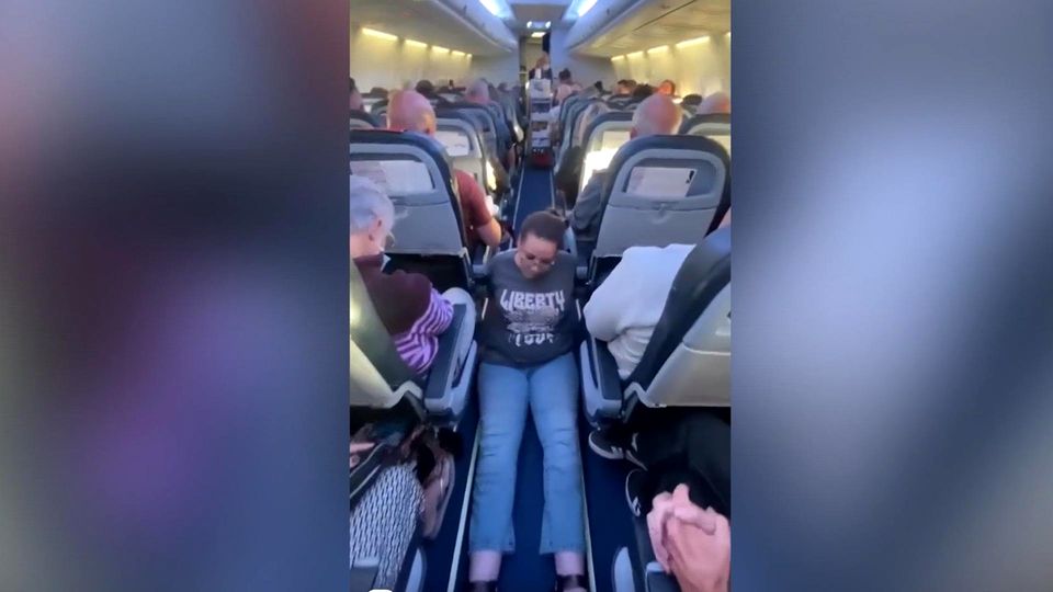 Video: Rollstuhlfahrerin muss sich im Flugzeug zur Toilette schleppen.