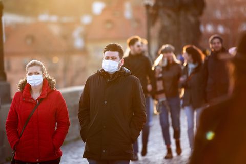 Ein Paar geht mit Maske spazieren