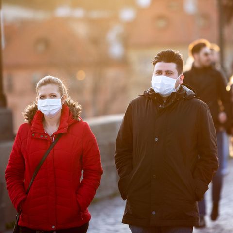 Ein Paar geht mit Maske spazieren