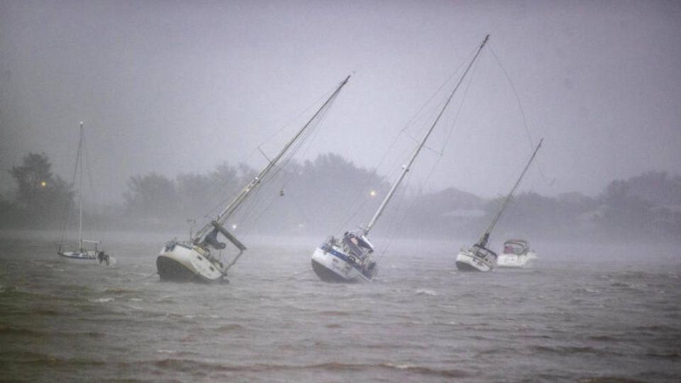 Segelboote werden von schnellen Winden umhergeweht