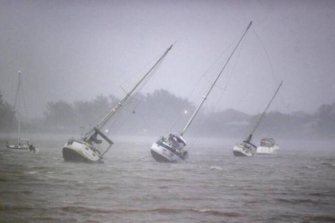 Segelboote werden von schnellen Winden umhergeweht