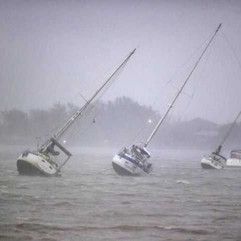 Segelboote werden von schnellen Winden umhergeweht