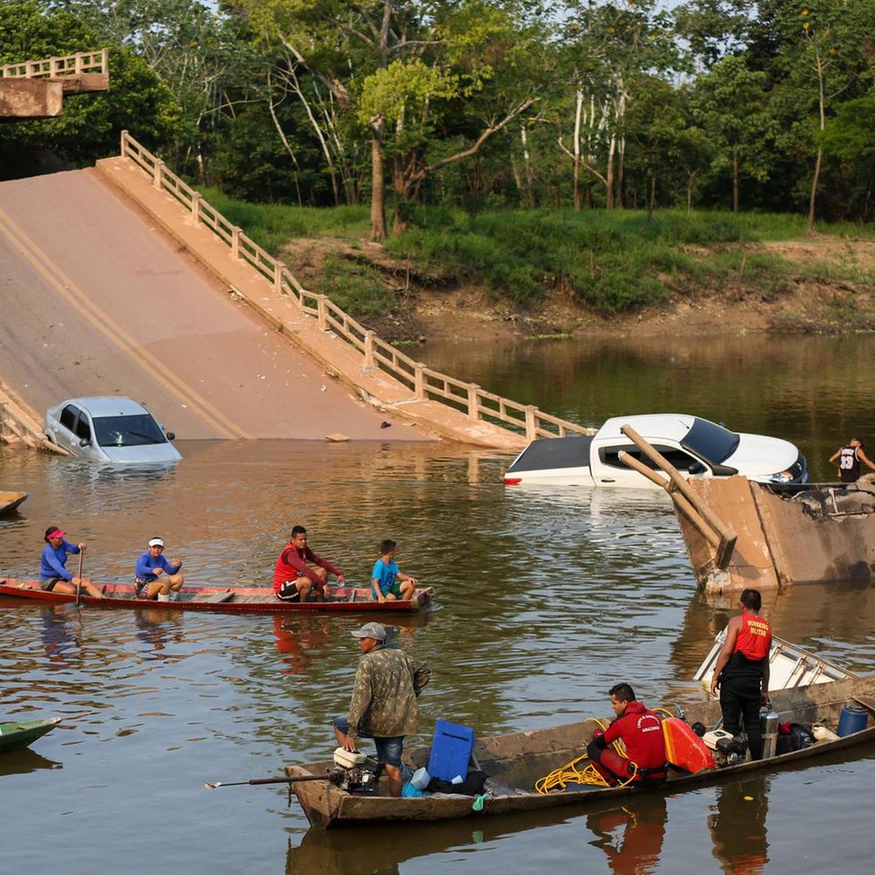 Careiro Da Varzea, Brasilien. Rettungkräfte suchen nach Vermissten, nachdem diese Brücke in den Curuca Fluss gestürzt ist. Drei Menschen kamen dabei ums Leben, 14 wurden verletzt, teilte die örtliche Feuerwehr mit.
