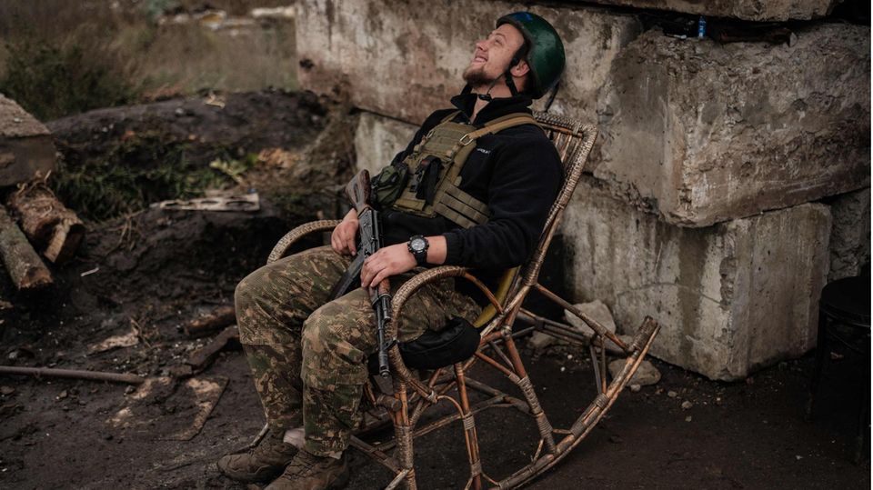 Charkiw, Ukraine. Ein ukrainischer Soldat lacht, während er in einem Schaukelstuhl sitzt. Ein Moment der Sorglosigkeit in mehr als ernsten Zeiten.