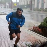 Brent Shaynore hat in Sarasota sichtlich Mühe, durch Regen und Wind einen vor Hurrikan "Ian" geschützten Ort zu erreichen