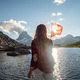 Ein Boot liegt an einem Steg auf einem Bergsee in der Schweiz.