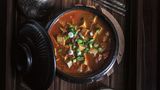 Scharfer Doenjang Chigae (Eintopf mit fermentierter Sojabohnenpaste)      Zutaten:  1 EL Sesamöl  1 EL Gochugaru (Chiliflocken)  1⁄4 Zwiebel, fein gewürfelt  3 Knoblauchzehen, fein gehackt  1 kleine Kartoffel, geschält und gewürfelt  80 g Zucchini, gewürfelt  Salz  1⁄2 TL schwarzer Pfeffer aus der Mühle  3 EL Doenjang (Sojabohnenpaste)  1 EL helle Sojasauce  500 ml Gemüsebrühe  500 g mittelfester oder fester Tofu, in mundgerechte Würfel geschnitten  2 Frühlingszwiebeln, gehackt  1 Jalapeño, geputzt und in dünne Streifen geschnitten      Zubereitung:  1. Das Sesamöl bei mittlerer Hitze in einem mittelgroßen Ddukbaegi oder Schmortopf erhitzen. Sofort das Gochugaru hinzufügen und mit einem Kochlöffel zu rühren beginnen. Darauf achten, dass das Gochu- garu nicht verbrennt (dunkel wird), da es sonst bitter schmeckt.  2. Sobald das Gochugaru zu blubbern und schäumen beginnt, Zwie- beln, Knoblauch, Kartoffeln, Zucchini, 1 TL Salz und Pfeffer hinzufügen. Alles etwa 1 Minute garen, bis die Zutaten ihr Aroma entfalten.  3. Doenjang hinzufügen und rühren, bis das Gemüse gleichmäßig damit überzogen ist. Dann das Ganze mit Sojasauce ablöschen und die Gemüsebrühe angießen. Den Tofu hinzufügen und den Eintopf zum Kochen bringen. Dann die Hitze reduzieren und den Eintopf etwa 20 Minuten köcheln lassen, bis die Kartoffeln schön zart sind.  4. Schließlich die Frühlingszwiebeln und die Jalapeño hinzufügen und vor dem Servieren weitere 2 Minuten garen