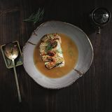 Fenchel-Doenjang-Guk (Suppe mit fermentierter Sojabohnenpaste)      Zutaten:  1 EL Sesamöl  1⁄2 Fenchelknolle, plus 1 Fenchelstiel, in dünne Scheiben geschnitten  4–5 getrocknete Shiitake, eingeweicht und in dünne Scheiben geschnitten  1 festkochende Kartoffel, geschält und gewürfelt  Salz  1 l Pilz-Dashi   2 EL Doenjang (Sojabohnenpaste)  500 g mittelfester Tofu, in 1 cm dicke Scheiben geschnitten  1⁄2 EL natives Olivenöl extra      Zubereitung:  1. Das Sesamöl bei mittlerer Hitze in einem Schmortopf oder Ddukbaegi erhitzen. Fenchel, Pilze und Kartoffeln hinzufügen und etwa 3–4 Minuten anrösten, bis die Pilze beginnen, braun zu werden. Dann 1 TL Salz einrühren.  2. Jetzt Pilz-Dashi und Doenjang hinzufügen und rühren, bis sich das Doenjang aufgelöst hat. Die Hitze reduzieren und die Suppe etwa 15 Minuten köcheln lassen, bis die Kartoffeln gar sind.  3. In einer beschichteten Pfanne die Tofuscheiben bei mittlerer bis ho- her Hitze auf einer Seite 6–7 Minuten im Olivenöl braten, bis sie schön braun sind. Den Tofu herausnehmen und auf die vier Schüsseln aufteilen. Zuletzt die Brühe über den Tofu gießen und servieren.