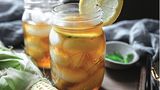 Gerösteter Maistee mit Ahornsirup      Zutaten:  4 Maiskolben, ungeschält  2 EL Ahornsirup  1 Zitrone, in dünne Scheiben geschnitten zum Garnieren  1 Jalapeño, ohne Samen und in Scheiben geschnitten zum Garnieren      Zubereitung:  1. Den Backofen auf 180 °C (Ober-/Unterhitze) vorheizen. Die Schale von den Maiskolben entfernen, aber die Maisfäden aufheben. Die Maiskörner mit den Fingern oder einem Löffel von den Kolben schaben. Das nimmt die meiste Zeit in Anspruch. Dann die Maiskörner, Maisfäden und die Kolben in einer Lage auf ein großes Backblech legen.  2. Das Blech in den heißen Ofen schieben und 1 1⁄2 Stunden backen. Jetzt die Maisfäden entfernen und beiseitestellen. Das Backblech wieder in den Ofen schieben und weitere 2 1⁄2 Stunden backen, bis die Maiskörner und -kolben vollständig getrocknet sind.  3. Die Maiskörner in eine große Gusseisenpfanne oder einen Schmortopf füllen, den Ahornsirup hinzufügen und bei mittlerer Hitze unter die Maiskörner rühren, bis sie gleichmäßig damit überzogen sind. Die Maiskörner etwa 10 Minuten garen, bis sie einen dunkelbraunen Farbton annehmen. Dabei darauf achten, dass sie nicht verbrennen.  4. Maiskolben und -fäden gemeinsam mit 2 l Wasser in die Pfanne geben. Das Wasser aufkochen lassen, die Hitze reduzieren und das Wasser etwa 15 Minuten köcheln lassen, bis es eine tiefbraune Farbe annimmt.  5. Ein Sieb auf einen Krug setzen und den Pfanneninhalt durch das Sieb gießen (die festen Stoffe entsorgen). Den Tee im Kühlschrank auf- bewahren, mit Eis servieren und mit Zitronenscheiben sowie frischer Jalapeño garnieren.