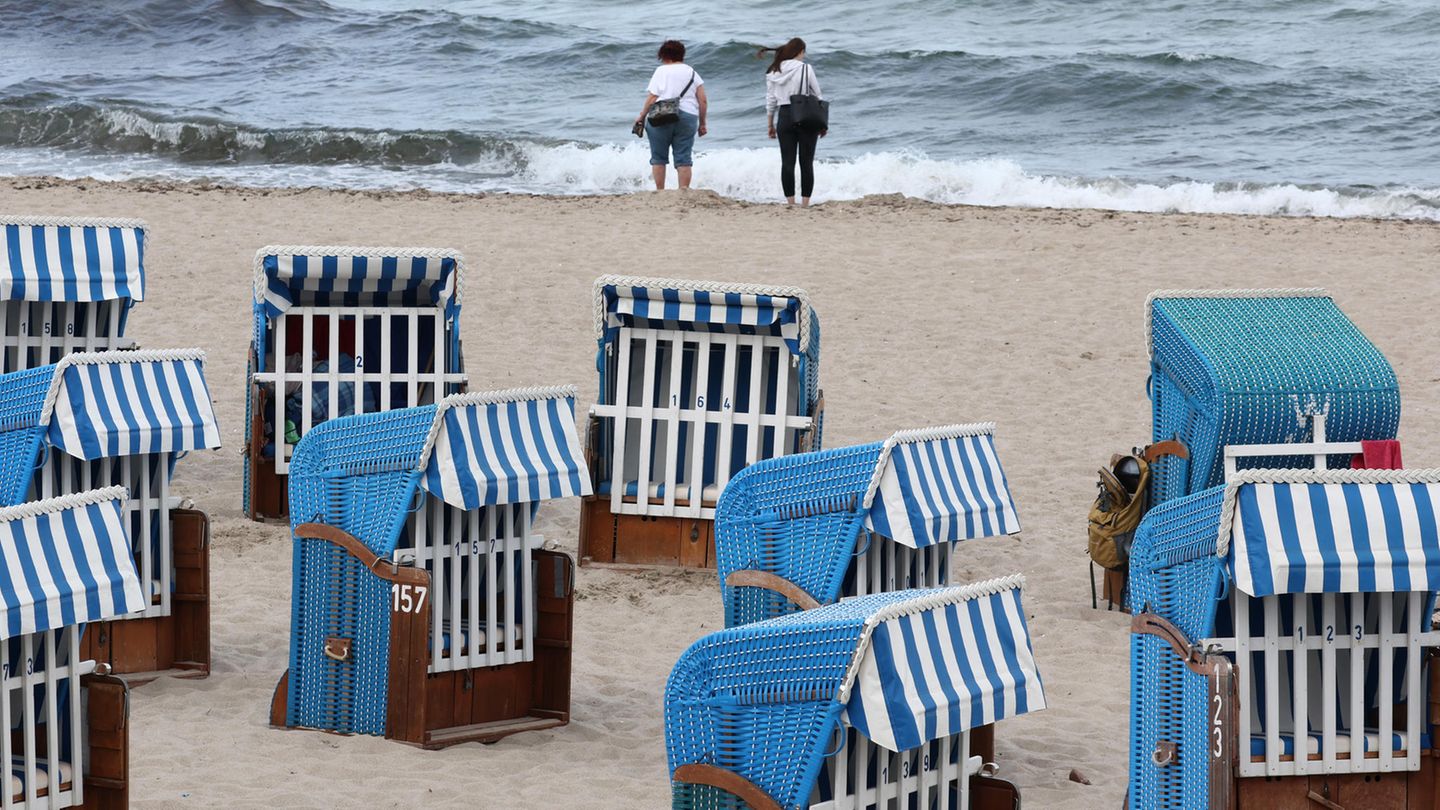Kritik an Frist: Strandkörbe an der Ostsee werden abgebaut – mitten in den Herbstferien