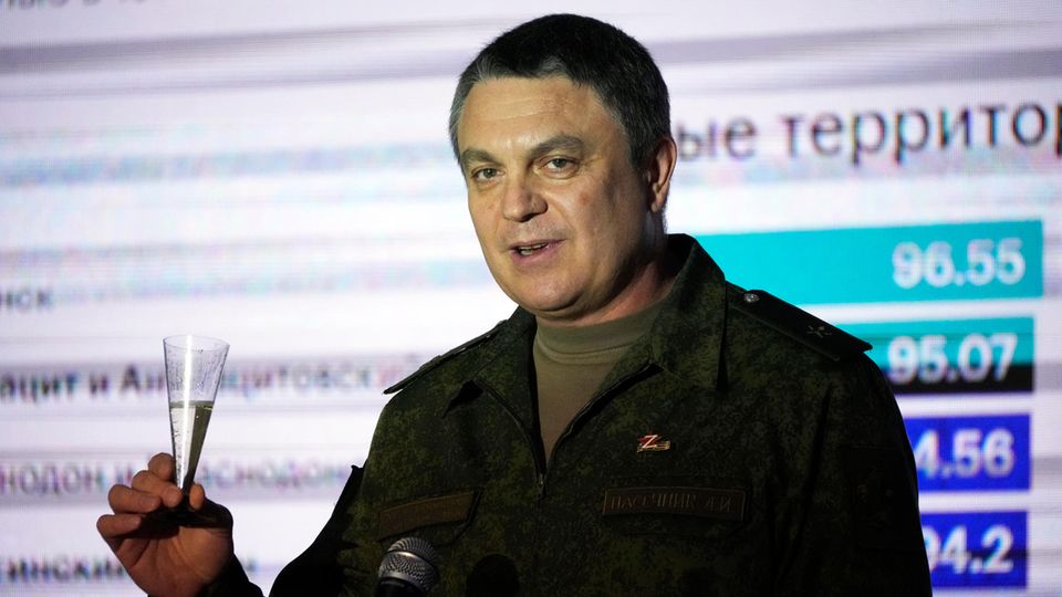 Leonid Pasetschnik, Separatisten-Chef in der Region Luhansk, erhebt ein Glas Champagner nach dem "erfolgreichen" Scheinreferendum
