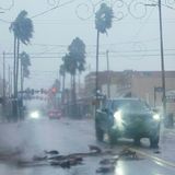 In Tampa muss ein Pickup-Fahrer auf der Straße liegende Trümmer umfahren