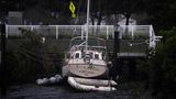 In Charlotte Harbor hat der Wind so viel Wasser weggedrückt, dass diese Segelyacht auf dem Trockenen liegt