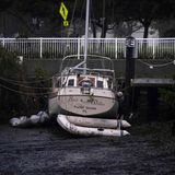 In Charlotte Harbor hat der Wind so viel Wasser weggedrückt, dass diese Segelyacht auf dem Trockenen liegt