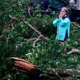 Obwohl Behörden eindringlich davon abraten rauszugehen, begutachtet Zuram Rodriguez begutachtet die Schäden rund um ihr Wohnmobil in Davie