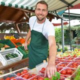 Kaufen Sie auf dem Wochenmarkt ein  Machen Sie den Preisvergleich: Auf dem Wochenmarkt einkaufen, muss nicht bedeuten, dass es dort am teuersten ist. Wenn Sie nach regionalen und saisonalen Lebensmittel Ausschau halten, machen Sie vermutlich sogar ein Schnäppchen. Unser Tipp: Gehen Sie immer erst ganz zum Schluss auf den Markt, viele Marktverkäufer möchten dann noch ihre Ware los werden, gern auch zum reduzierten Preis. 