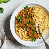 Ersetzen Sie Fleisch mit Gemüse  Gerade Hackfleisch ist im Preis um 50 Prozent gestiegen. Wer die Kosten senken will, kann ein Teil des Fleischs auch mit Gemüse oder Hülsenfrüchten senken. Eine Bolognese schmeckt genauso gut, wenn man sie zur Hälfte mit den preisstabilen Linsen zubereitet. Oder auch mal ganz aufs Fleisch verzichtet.