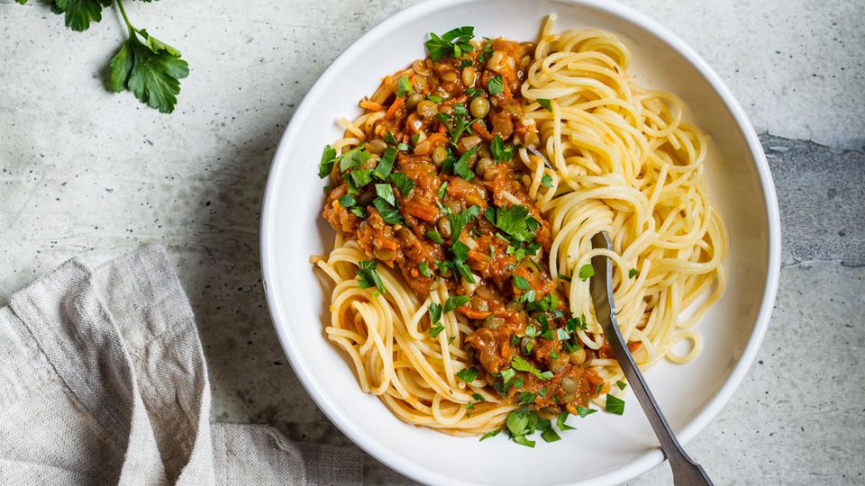 Ersetzen Sie Fleisch mit Gemüse  Gerade Hackfleisch ist im Preis um 50 Prozent gestiegen. Wer die Kosten senken will, kann ein Teil des Fleischs auch mit Gemüse oder Hülsenfrüchten senken. Eine Bolognese schmeckt genauso gut, wenn man sie zur Hälfte mit den preisstabilen Linsen zubereitet. Oder auch mal ganz aufs Fleisch verzichtet.