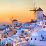 Die weißen Häuser der griechischen Insel Santorini im Sonnenuntergang.