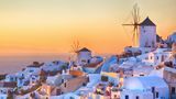 Die weißen Häuser der griechischen Insel Santorini im Sonnenuntergang.