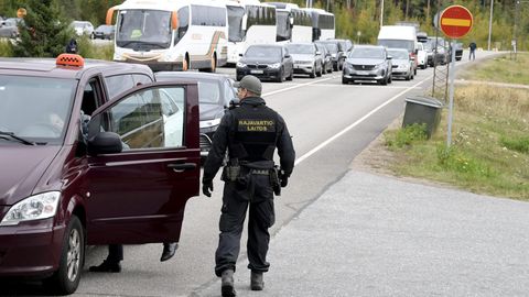 Finnische Grenzbeamte kontrollieren ein russisches Fahrzeug an einer Grenzkontrollstelle in Vantaa