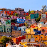 Eine Stadt mit bunten Häusern in Mexiko.