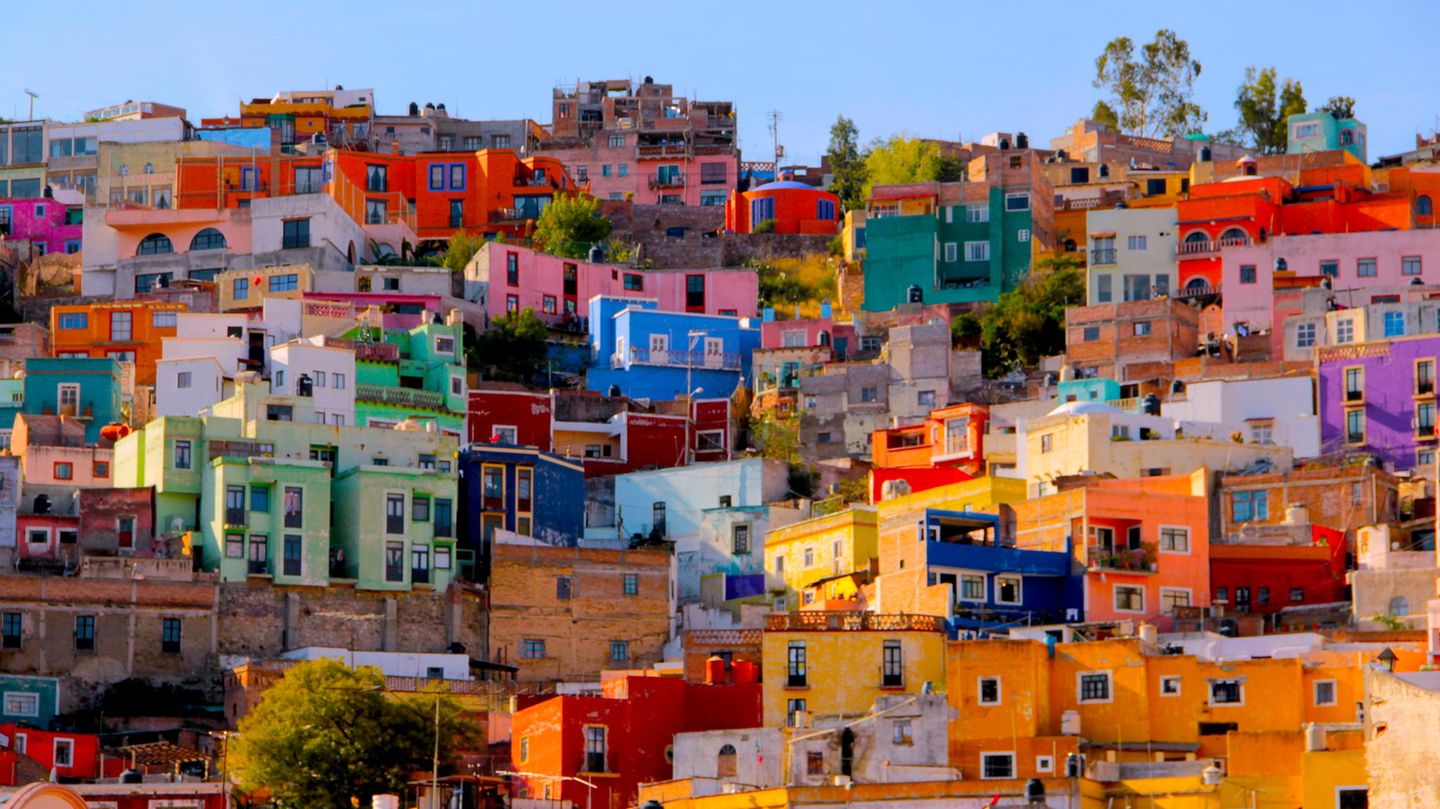Eine Stadt mit bunten Häusern in Mexiko.