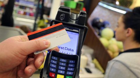 Viele Menschen geben angesichts der hohen Energiepreise weniger Geld beim Einkaufen aus