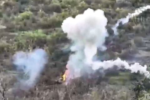 Ukraine-Krieg: Drohnenvideo zeigt Panzer-Duell auf engstem Raum