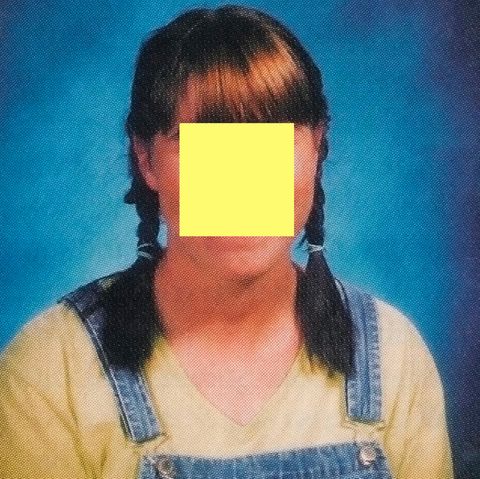Brianna Stewart trägt Zöpfe und Latzhose