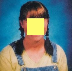 Brianna Stewart trägt Zöpfe und Latzhose