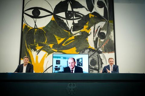 Robert Habeck, Olaf Scholz und Christian Lindner stellen den Gaspreisdeckel vor