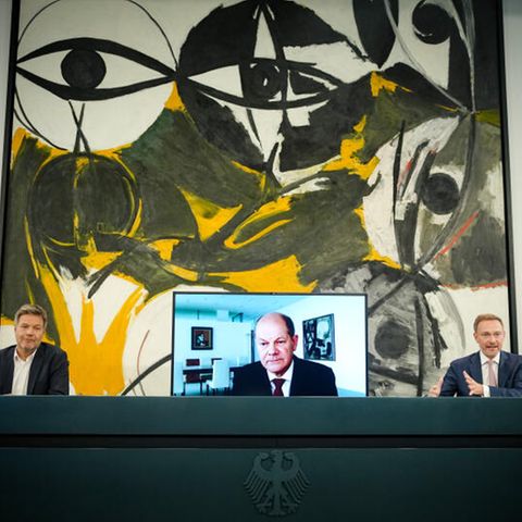 Robert Habeck, Olaf Scholz und Christian Lindner stellen den Gaspreisdeckel vor