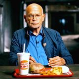 Pünktlich zum 80. Geburtstag des Mentors am 1. Oktober 2022 wartet das "Team Wallraff" mit neuen Enthüllungen auf. In den Recherchen über skandalöse Missstände bei Burger King ist Wallraff zwar nicht beim Burgerbraten im Einsatz, spielt aber dennoch eine aktive Rolle vor der Kamera, interviewt unter anderem anonyme Informanten.