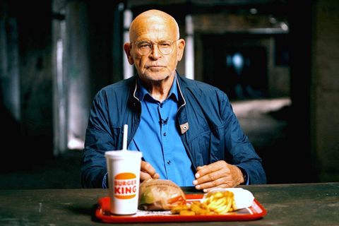 Pünktlich zum 80. Geburtstag des Mentors am 1. Oktober 2022 wartet das "Team Wallraff" mit neuen Enthüllungen auf. In den Recherchen über skandalöse Missstände bei Burger King ist Wallraff zwar nicht beim Burgerbraten im Einsatz, spielt aber dennoch eine aktive Rolle vor der Kamera, interviewt unter anderem anonyme Informanten.