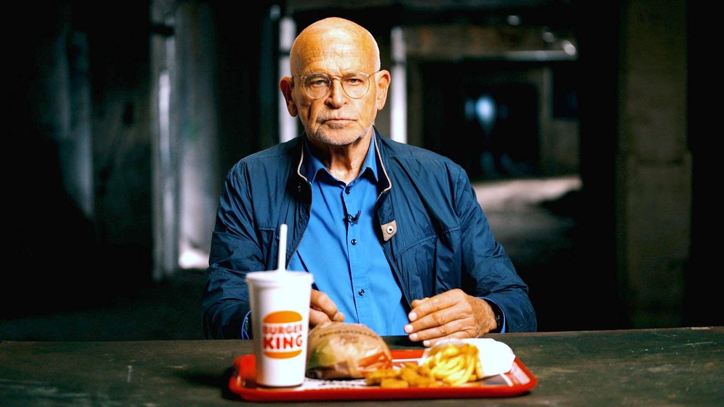 Pünktlich zum 80. Geburtstag des Mentors am 1. Oktober 2022 wartet das "Team Wallraff" mit neuen Enthüllungen auf. In den Recherchen über skandalöse Missstände bei Burger King ist Wallraff zwar nicht beim Burgerbraten im Einsatz, spielt aber dennoch eine aktive Rolle vor der Kamera, interviewt unter anderem anonyme Informanten.