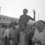 Wallraff zeigte nicht nur als Journalist extremen Einsatz, sondern auch politischer Aktivist. 1974 wurde er in Athen bei einem Protest gegen die griechische Militärdiktatur festgenommen, misshandelt und ins Gefängnis geworfen. Nach dem Zusammenbruch des Regimes kam auch Wallraff frei - hier wird er von Unterstützern nach der Entlassung auf Schultern getragen.